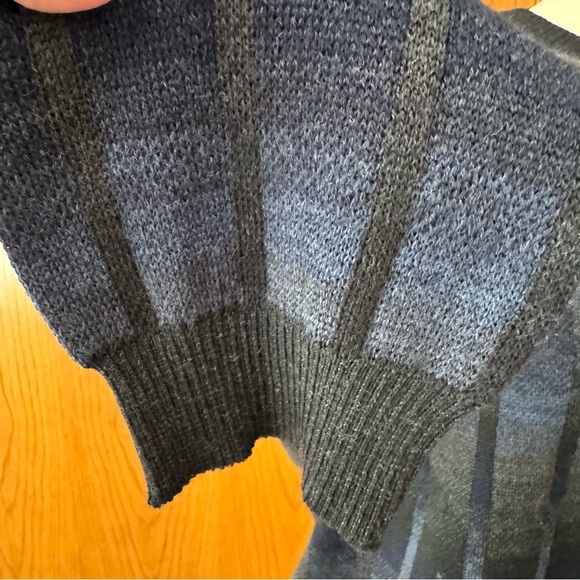 Like New Men’s Size XL Bachrach Sweater Blues & Grays Ombre Pattern 52% Wool - Picture 4 of 7